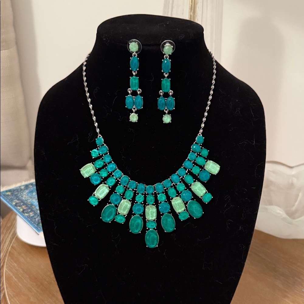 Elegant Green Necklace and Earring Set